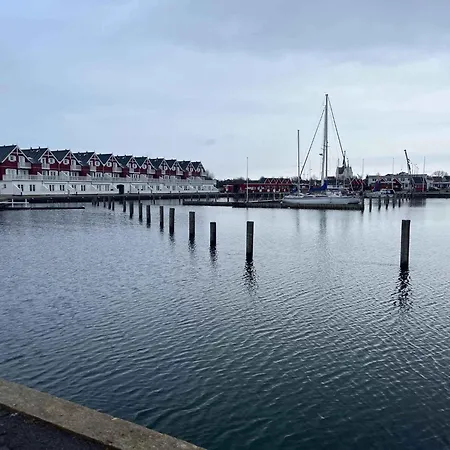 Lovely With Harbor View Apartament *