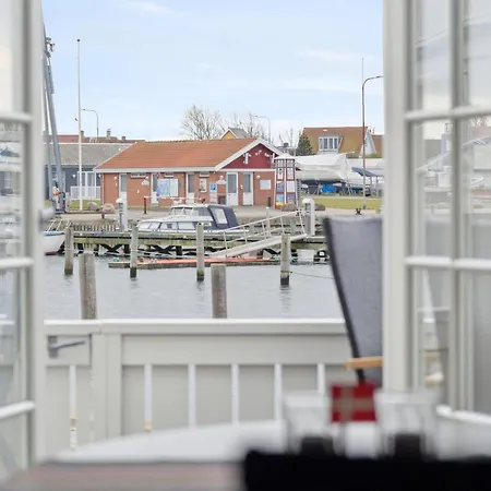Lovely With Harbor View 아파트